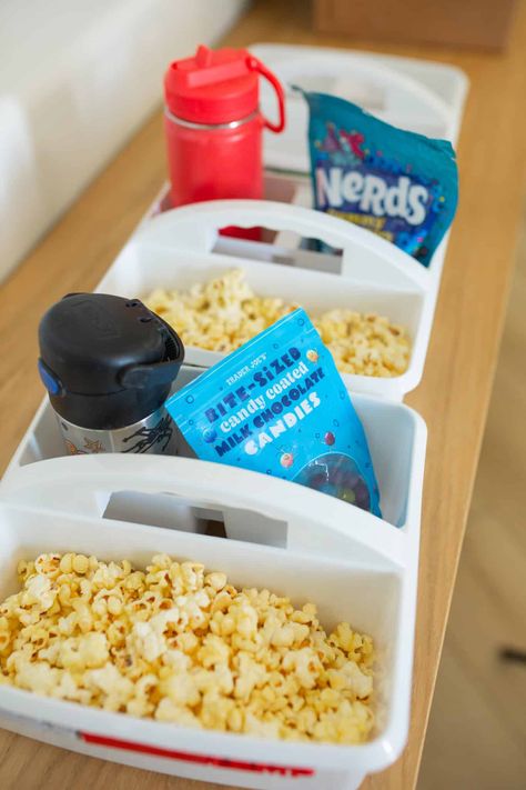 How to make a movie snack tray perfect for your next movie night! Movie Night Tray Ideas, Movie Night Snack Platter, Movie Night Snack Tray, At Home Movie Snack Tray, Movie Snack Tray, Movie Night Snack Drawer, Popcorn Trays Movie Nights, Diy Movie Night, Your Next Movie