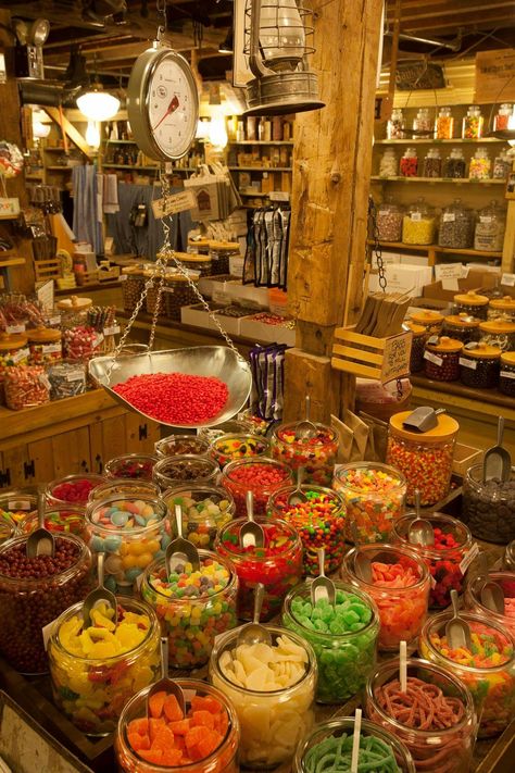 Candy Store Display, Old General Stores, Candy Room, Old Candy, Candy Display, Bakery Display, Vermont Country Store, Farm Store, Vintage Candy