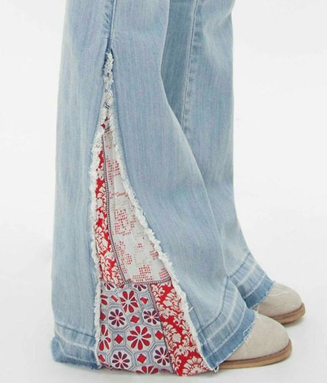 60 Kg Woman, Diy Flare Jeans, Jeans Upcycle, Vestiti In Jeans, Jeans Refashion, Ropa Upcycling, Hippie Jeans, White Crow, Diy Jeans