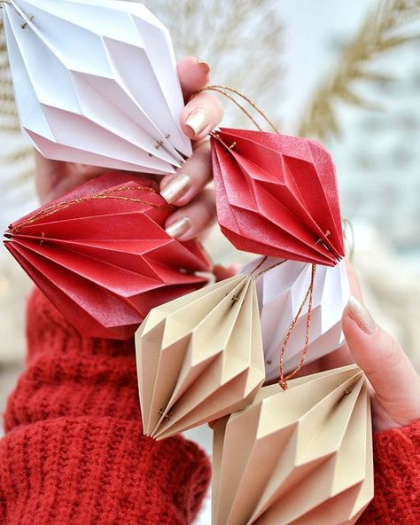 Red Christmas ornaments, hand-folded for your Christmas tree or home! Weihnachtsbaum ball, custom holiday decor, geometric hanging decoration Honeycomb Ornaments, Print Development, Origami Wedding Invitations, Book Ornaments, Origami Christmas Ornament, Luxury Christmas Decor, Origami Christmas Tree, Origami Ornaments, Geometric Origami