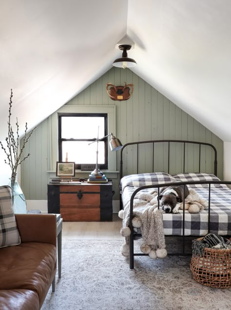 Jenni Yolo, Classic Room, Basement Redo, I Spy Diy, Dekorasi Kamar Tidur, Attic Bedroom, Attic Rooms, Cabin Style, Extra Rooms