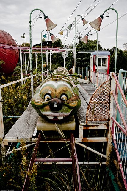 creepy abandoned caterpillar ride Abandoned Theme Parks, Abandoned Amusement Park, Abandoned Amusement Parks, Abandoned Castles, Amusement Park Rides, Abandoned House, Parc D'attraction, Abandoned Mansions, Haunted Places