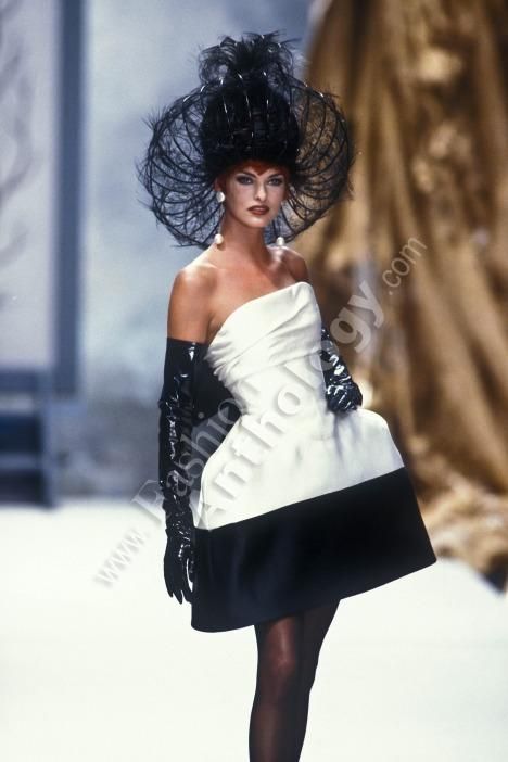 ARCHIVE,FASHION SHOW,FASHIONANTHOLOGY,FEMME,HAUTE COUTURE,HISTORY,WOMEN Chanel Fall 1991, 90s Runway, 90s Runway Fashion, Runway Fashion Couture, Chanel Haute Couture, Linda Evangelista, Claudia Schiffer, Vintage Couture, Couture Runway