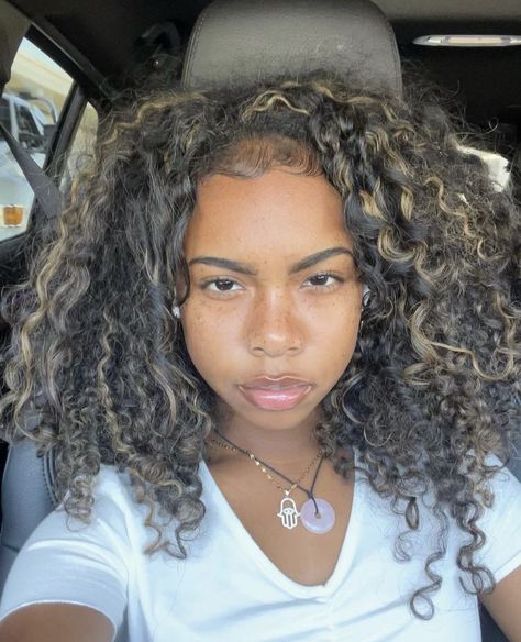 Curly Hair With Honey Brown Highlights, Curly Hair Highlights Black Hair, Curly Highlights, Beyonce Hair, Dyed Curly Hair, God Sent, Highlights Curly Hair, Black Hair With Highlights, Dyed Hair Inspiration