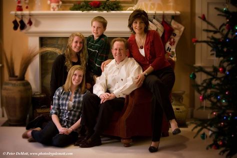 Family portrait idea Barn Family Pictures, Adult Family Photography, Home Family Photoshoot, Winter Family Photography, Christmas Family Photoshoot, Large Family Photos, Indoor Family, Family Portrait Poses, Family Christmas Pictures