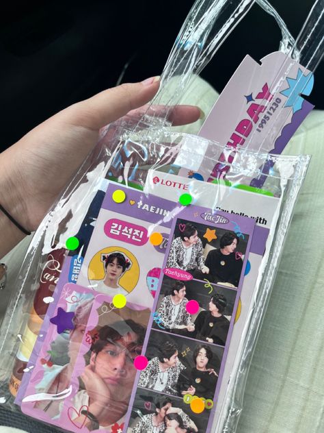 Bday Souvenir Ideas, K Pop Packaging, Kpop Event Ideas, K-pop Concert Freebies, Kpop Fan Merch, Kpop Party Ideas, Concert Freebies Kpop Ideas, Kpop Concert Freebies, Kpop Merch Aesthetic