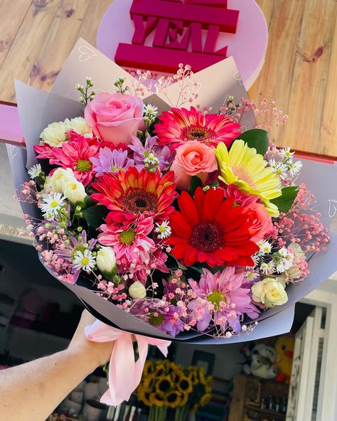 Ramos de flores bonitos para alegrar corazones bonitos ❤️ Las flores son para cualquier ocasión, incluso si no hay algún motivo en especial. Qué tal si le envías flores este día de la mujer? 🥰👑 Envíale uno de nuestros hermosos diseños que tenemos para sorprender 😍 Bouquet Of Flowers Gift Valentines, Cute Flower Bouquets For Girlfriend, Big Flower Bouquet Birthday, Roses Bouquet Gift 1-800-flowers, Flower Therapy, Pool Party, Hair Inspiration, Flowers