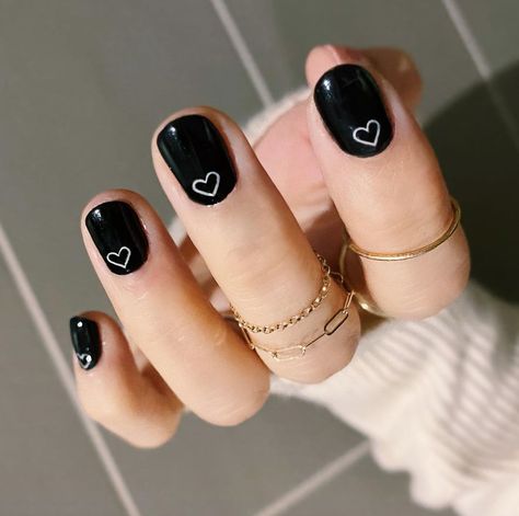 37 Valentine’s Day Nail Art Designs You’ll Actually Love | Glamour Vday Nails, Heart Nail Designs, Valentine Nail Art, Valentine Nails, Heart Nail, Patterns Wallpaper, Goth Nails, Nail Designs Valentines, Shiny Nails