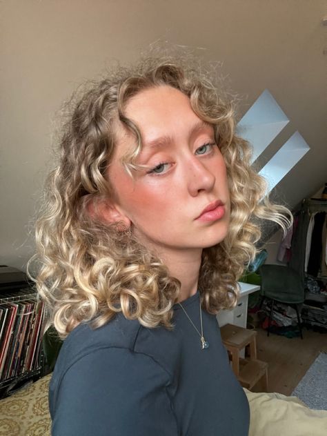 Creamy Blonde Curly Hair, Roots Growing Out Hair, Wavy Short Blonde Hair, Medium Length Blonde Curly Hair, Blonde Curly Haircut, Bleach Blonde Curly Hair, Natural Curls Blonde, Beige Curly Hair, Blonde Curly Short Hair