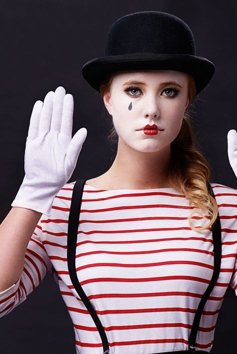 easy last minute halloween costumes mime Pierrot Costume, Mime Costume, Easy Last Minute Costumes, Last Minute Kostüm, Mime Makeup, Vintage Circus Party, Scary Clown Makeup, Vintage Halloween Photos, Baby Kostüm