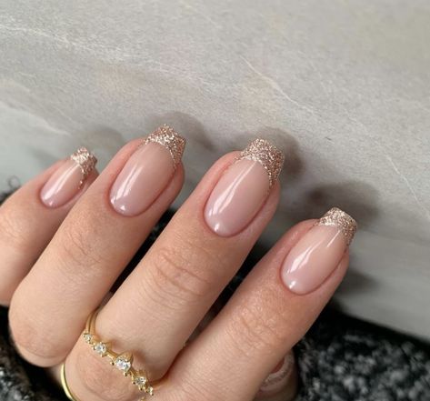 Classic Nails Elegant, Medium Tapered Square Nails, Pink Glitter French Tip Nails, Glitter French Tip Nails, Glitter French Tip, Unghie Sfumate, Tapered Square Nails, French Tip Acrylic Nails, Casual Nails