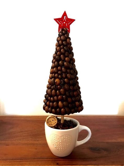 Christmas Dyi Crafts, Coffee Bean Art, Church Christmas Decorations, Cone Christmas Trees, Creative Christmas Trees, Coffee Theme, Starbucks Christmas, Flower Arrangements Simple, Coffee Crafts