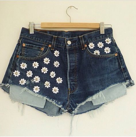 In love with these shorts:) Custom Shorts Paint, Painted Shorts Ideas, Shorts Painting Ideas, Painting On Shorts, Shorts Painted, Painted Denim Shorts, Paint Shorts, Diy Jean Shorts, Shorts Painting