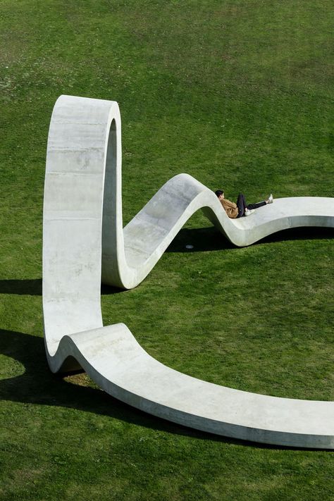 'loop' by FAHR 021.3 is a concrete sculpture with an organic circular form Southern Landscaping, Istoria Artei, Urban Landscape Design, Concrete Sculpture, Public Seating, Landscape Elements, Landscape Architecture Design, Urban Furniture, Sculpture Park