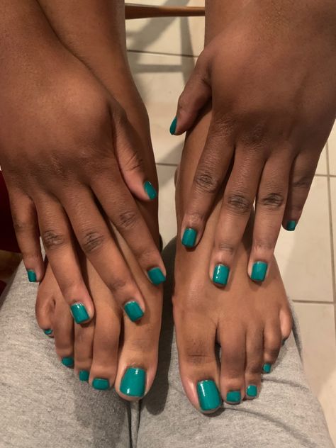 Emerald Green Pedicure, Short Nails Dark Skin, Square Nails Green, November Nail Ideas Short, Nails Green Aesthetic, Nails Natural Acrylic, Aesthetic Short Nails, Acrylic Nails Green, Nails Acrylic Square