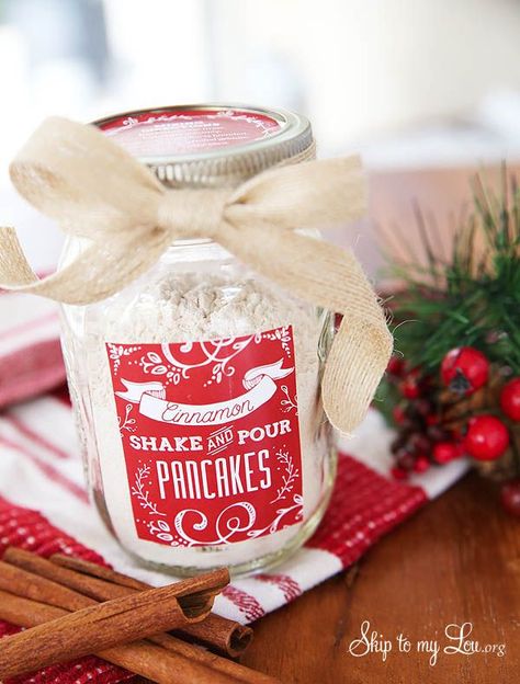 This Cinnamon Shake and Pour Pancake Mix is sure to be a hassle free breakfast for someone special. Perfect gift idea! www.skiptomylou.org Cinnamon Shake, Homemade Pancake Mix, Jar Recipes, Christmas Neighbor, Neighbor Christmas Gifts, Mason Jar Gifts, Edible Gifts, Pancake Mix, Meals In A Jar