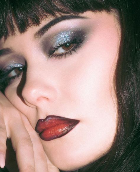 70s Goth Makeup, 90s Prom Makeup, Punk Rock Makeup Look, The Garden Makeup, Makeup Looks Grunge, Eyeshadow Red Lips, Disco Goth, Grunge Makeup Looks, Punk Rock Makeup