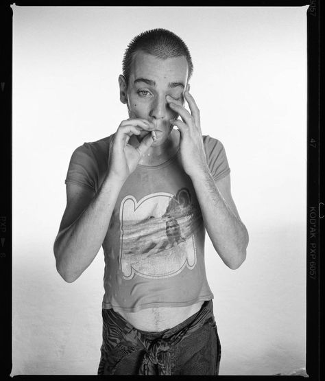 Ewan Mcgregor Trainspotting, Renton Trainspotting, Sick Boy, Septième Art, Skater Aesthetic, Trainspotting, Ewan Mcgregor, Movie Fashion, Pose Reference Photo