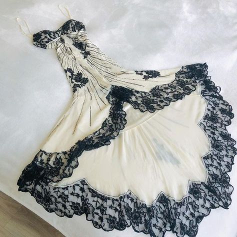 Y2k Lookbook, White Dress With Black Lace, Chique Outfits, Prom Dress Inspiration, Pretty Prom Dresses, Grad Dresses, Swaggy Outfits, Glam Dresses, Fancy Dresses