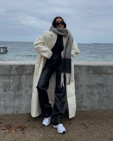 How to wear a white coat Oversized Coat Outfit, Trench Coat Outfit Winter, White Coat Outfit, Denim Vest Outfit, Long White Coat, Off White Coat, Long Coat Outfit, White Wool Coat, Cold Outfit