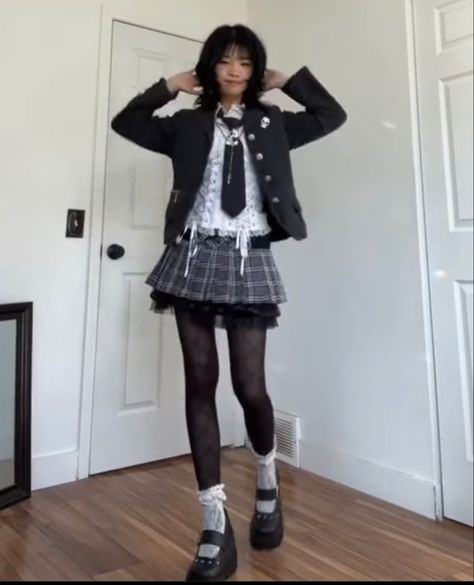 Emo Uniform School, Preppy Alternative Style, Layered Alt Outfits, Yandere Outfit Ideas, Frankie Stein Aesthetic Outfit, Grunge Preppy Outfits, Frankie Stein Inspired Outfits, Gothic School Outfits, Uniform Inspired Outfits