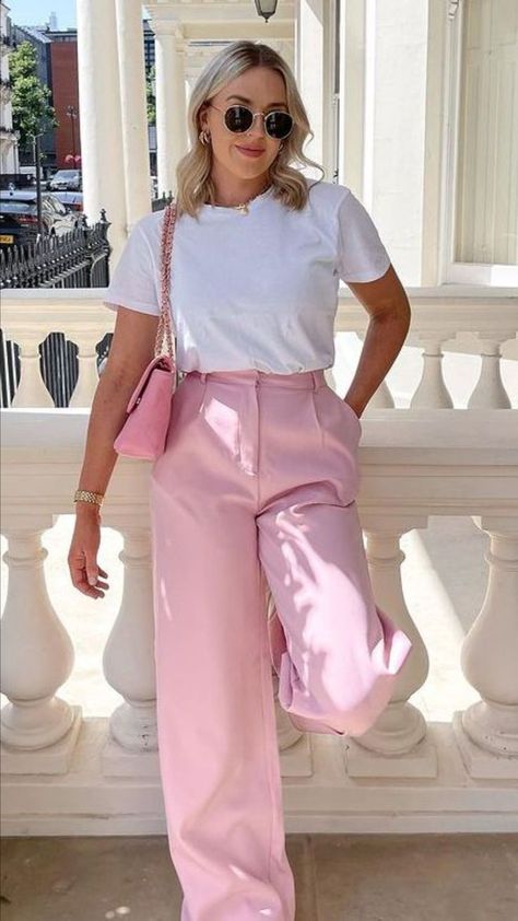 Outfit: Swimsuit + flowy cover-up + flip-flops Accessories: Beach bag and wide-brimmed hat Pink Pants Outfit, Uni Outfits, Elegante Casual, Pink Outfits, Professional Outfits, Summer Fashion Outfits, Business Casual Outfits, Looks Style, Elegant Outfit