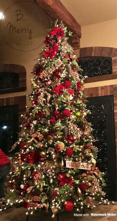 Amazing Christmas Trees, Christmas Tree Decorated, Red Christmas Decor, Tree Themes, Farmhouse Christmas Tree, Gold Christmas Decorations, Christmas Tree Inspiration, Cool Christmas Trees, Beautiful Christmas Trees