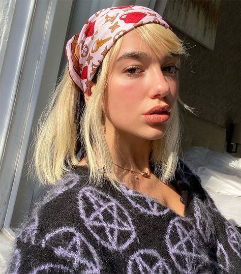 Shoulder-Length Hairstyles and Haircuts For Medium Hair: Dua Lipa Head Scarf Y2k Hairstyles, Scarf Trends, Silk Headscarf, Head Scarf Styles, Pretty Scarves, How To Wear Scarves, Dua Lipa, Long Bob, Scarf Hairstyles