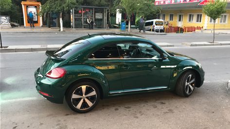 Dark Green Volkswagen Beetle, Mundo Hippie, Volkswagen Beetle Convertible, Vw New Beetle, Volkswagen New Beetle, Car Deco, Beetle Car, Beetle Convertible, Volkswagen Car