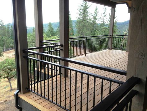 Metal Railing Deck, Outdoor Balcony Railing Design Modern, Balcony Railing Design Outdoor, Railing Design Outdoor, Metal Railings Outdoor, Outdoor Deck Railing, Deck Balustrade Ideas, Diy Deck Railing, Railing Outdoor