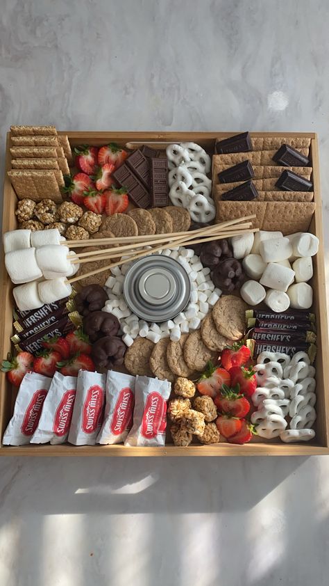 Charcuterie Board Sleepover, Sweet Charcuterie Boards, Bonfire Ideas Food, Campfire Charcuterie Board, Snack Table Birthday Party, Smores Tray Ideas, S’mores Boards, Salty And Sweet Charcuterie Board, Smores Platter