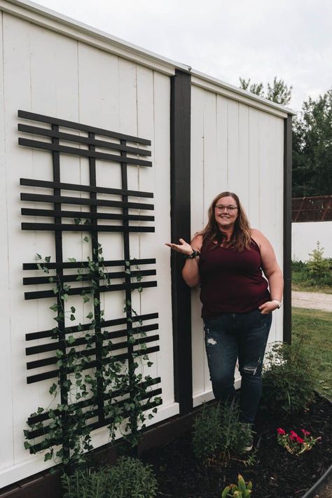 Create support for climbing plants outdoors with this easy DIY vine trellis made from scrap wood. It's modern minimal look is a great addition to your landscape! Modern Garden Trellis Ideas, Simple Trellis Ideas, Vine Support Ideas, Diy Trellis Wall, Driveway Renovation, Diy Garden Trellis Ideas, Trellis Ideas Garden, Modern Garden Trellis, Outdoor Trellis Ideas