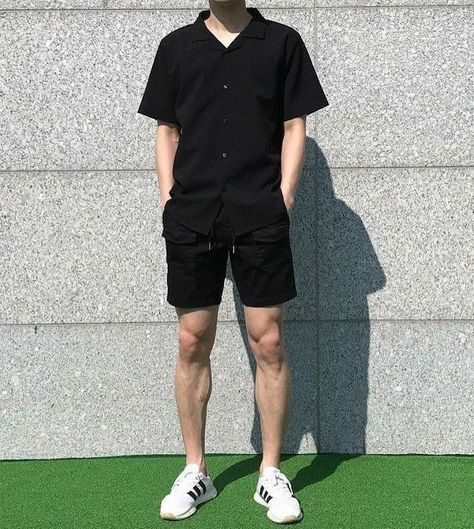 Black Mens Outfits Casual, Short Man Style Fashion, Outfit Con Short Hombre, Short Outfit Ideas Men, Fashion For Short Men Outfits, Outfit Short Hombre, Outfit Boy Casual, Short Men Outfits, Black Casual Outfit Men