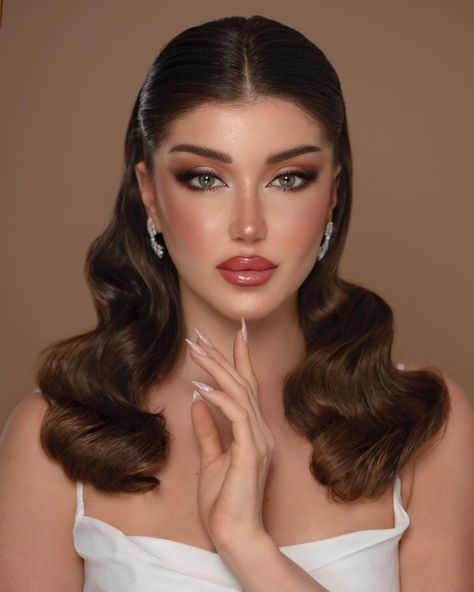 Wedding Makeup For Emerald Green Dress, Hollywood Glam Makeup Looks, Wedding Hairstyles Glam, Wading Hairstyles, Vintage Hollywood Makeup Looks, Formal Women Outfit Classy, Old Hollywood Glam Hair Medium Length, Short Hair Styles For Graduation, Hollywood Makeup Glamour