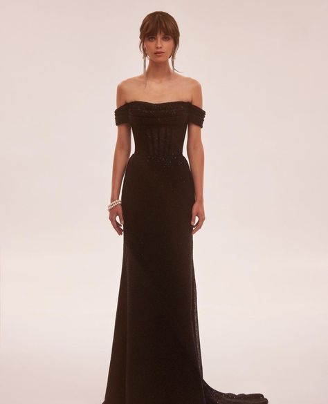 How To Style A Long Black Dress, Elegant Gowns Classy, Off Shoulder Dress Formal Classy, Black Formal Dress Long Classy, Elegant Photoshoot, Classy Wedding Guest Dresses, Long Black Dress Formal, Photoshoot Graduation, Prom Dresses Off The Shoulder