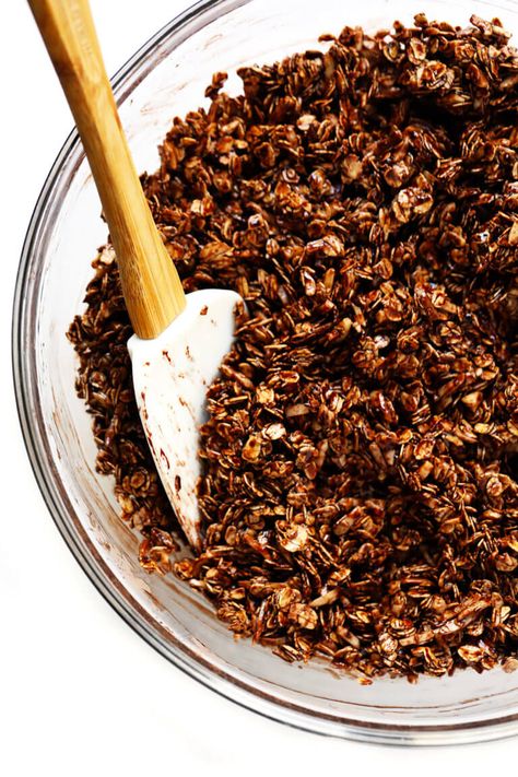 This Healthy Chocolate Granola recipe is super-easy to make, naturally sweetened with honey or maple syrup, and soooo chocolatey and delicious. | gimmesomeoven.com #chocolate #granola #healthy #breakfast #snack #dessert #recipe #glutenfree #vegan Brownie Granola Recipe, Brownie Granola, Southern Snacks, Healthy Chocolate Granola Recipe, Healthy Chocolate Granola, Basic Breakfast, Chocolate Granola Recipe, Chocolate Granola Bars, Breakfast Granola