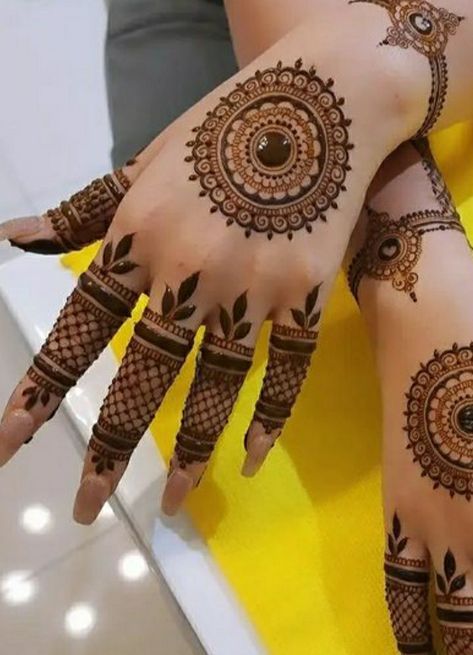 Henna Styles, Mehndi Designs Bridal Hands, Mehndi Designs For Kids, Very Simple Mehndi Designs, Simple Mehndi Designs Fingers, Pretty Henna Designs, Mehndi Designs Front Hand, Full Hand Mehndi Designs, Circle Mehndi Designs