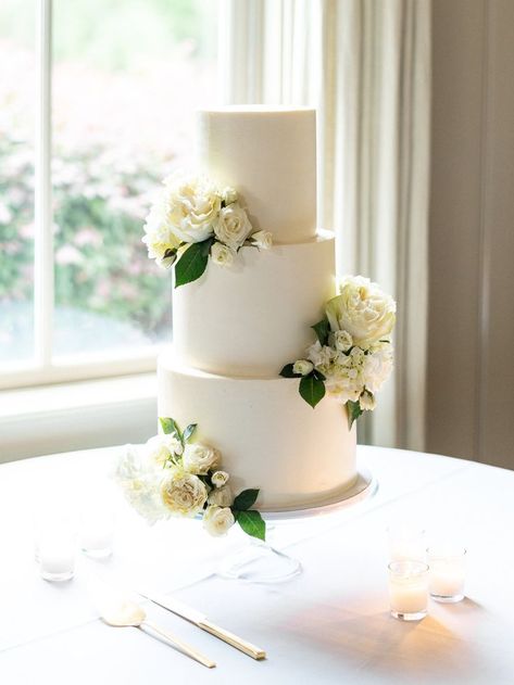 Wedding Cake Flowers Simple, Classy Wedding Cakes, Wedding Cake Designs Simple, Wedding Cake Simple Elegant, Cakes Simple, 3 Tier Wedding Cakes, Wedding Cake Alternatives, Diy Wedding Cake, Fondant Wedding Cakes