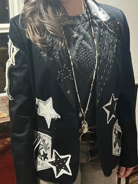 One of a kind black Blazer with customized designs all handmade: patches, pockets, and many stars.  This jacket has many unique details that will distinguish you among the others. Why not be unique!  As it says: Is  a ONE OF A KIND, I. don't believe in mass productions. It will be yours and no one else will have something like this. Other custom design or idea, Just contact me to let me know what you have in mind and let me create for you. Blazer With Applique, Painted Blazer Jackets, Blazer With Patches, Upcycle Jacket Blazers, Punk Blazer Diy, Reconstructed Blazer, Grunge Suit, Patch Jacket Ideas, Upcycle Blazer