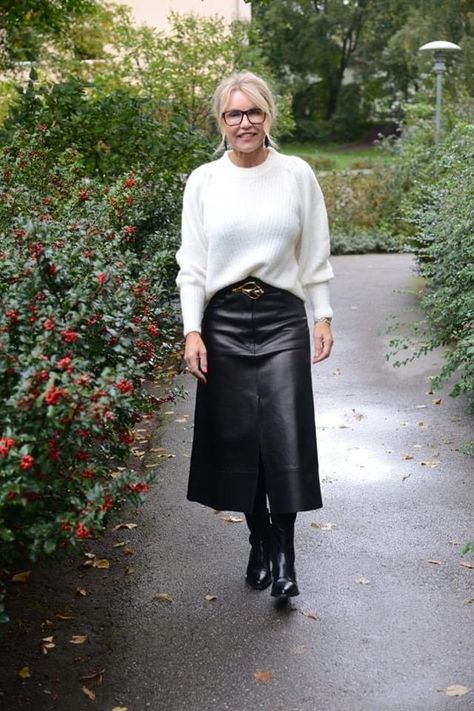 A Line Leather Skirt Outfit, Leather A Line Skirt Outfit, How To Style Leather Skirt, Black Leather Skirt Outfits, Black Leather Skirt Outfit, Midi Skirt Outfit Winter, Leather Flare Skirt, Vinter Mode Outfits, A Line Skirt Outfits