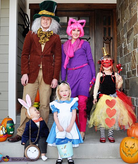 Alice in Wonderland - 2013 Halloween Costume Contest via @costumeworks Disney Family Costumes, Diy Fantasia, Costume Carnaval, Alice Costume, Alice In Wonderland Costume, Costume Works, Wonderland Costumes, Diy Kostüm, Homemade Costumes