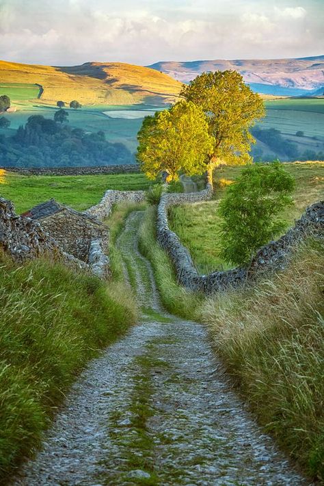 The Azores Islands, Eye Photo, Yorkshire Dales, Dirt Road, Photo Nature, English Countryside, Beautiful Sky, Nature Beautiful, Landscape Photos