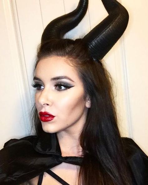 Top 5 Maleficent Makeup Looks For Women To Try This Halloween Malecifent Makeup, Easy Maleficent Makeup, Maleficent Halloween Makeup, Malificiant Make Up, Maleficent Makeup Halloween, Maleficient Makeup, Maleficent Makeup Tutorial, Maleficent Makeup, Unconventional Makeup