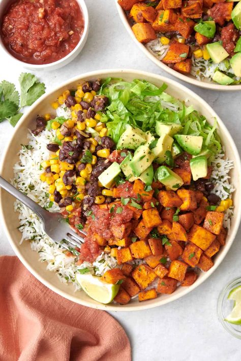 Vegetarian Burrito Bowl Burrito Bowl Vegetarian Recipe, Veggie Burrito Recipe, Mexican Burrito Bowl Vegetarian, Breakfast Burritos Vegetarian, Veggie Burrito Bowl, Vegetarian Burrito Bowl, Vegetarian Burritos, Vegetarian Burrito, Black Beans Corn