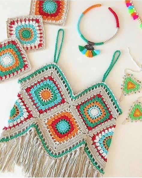 How To Crochet A Granny Square Crop Top In Any Size – The Snugglery شال كروشيه, Crochet Boho Top, Confection Au Crochet, Crochet Crop Top Pattern, Crocheted Items, Mode Crochet, Stil Boho, Crochet Summer Tops, Crochet Halter