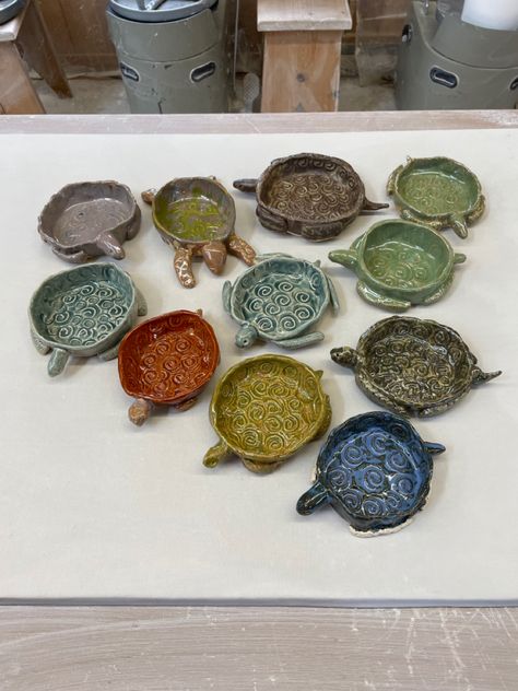 Students Turtle Bowls Texture In Ceramics, Turtle Pottery Ideas, Pinch Bowls Ideas, Easy Ceramics Ideas Simple, Pinch Pot Ceramics Ideas, Turtle Clay Art, Turtle Pinch Pot, Ceramic Projects High School, Pinch Pot Ideas Ceramics Animals