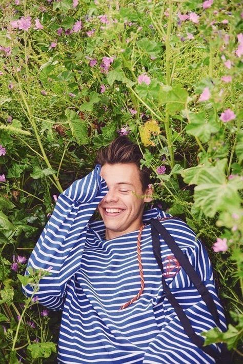 Harry Styles Did A Photo Shoot For A Magazine And You're Not Ready For This Harry Styles Lockscreen, Gambar One Direction, Harry Styles Aesthetic, Harry Styles Cute, Harry Styles Wallpaper, Family Show, Harry Styles Pictures, Harry Styles Photos, One Direction Pictures