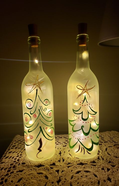 Bottles Decoration Christmas, Christmas Painted Glass Bottles, Glass Bottle Painting Christmas, Diy Christmas Decorations Bottles, How To Paint Wine Bottles For Christmas, Christmas Glass Bottle Crafts, Fall Bottle Painting Ideas, Painted Bottles With Lights, Christmas Painted Bottles