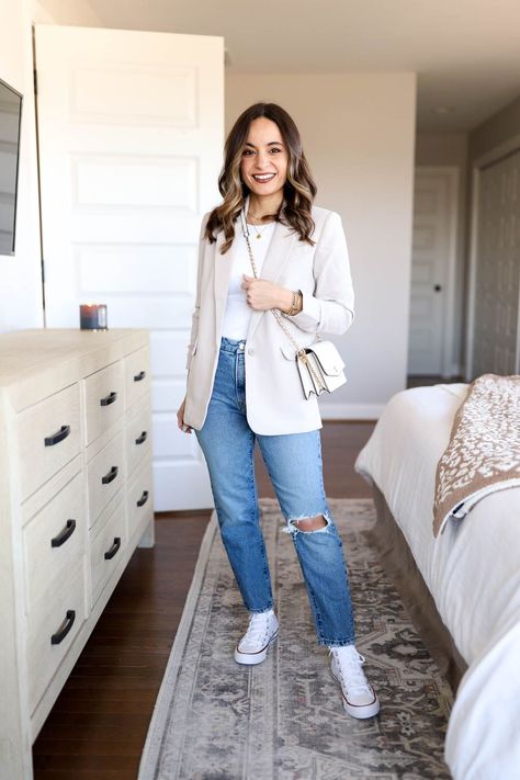 Casual Friday Work Outfits With Sneakers, Sneakers With Blazer Women, Cream Pumps Outfit, Cute Casual Outfits With Sneakers, Blazer With Sneakers Women, Blazer And Tennis Shoes Outfit, Blazer Sneakers Outfit Women, Work Outfits With Sneakers Women, Pants And Sneakers Outfit