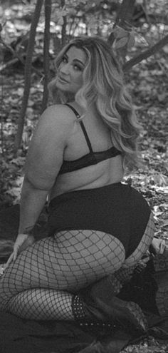 Plus Size Burlesque Photoshoot Ideas, Plus Size Bodiour, Lingerie Outfit Plus Size Photoshoot, Budoir Plus Size, Only Fan Pose Ideas Plus Size, Bodiur Photoshoot Ideas Plus Size, Plus Size Bourdier Photoshoot Outfits, Outdoor Boudiour Ideas Plus Size, Boudiour Poloroid Ideas Poses For Plus Size